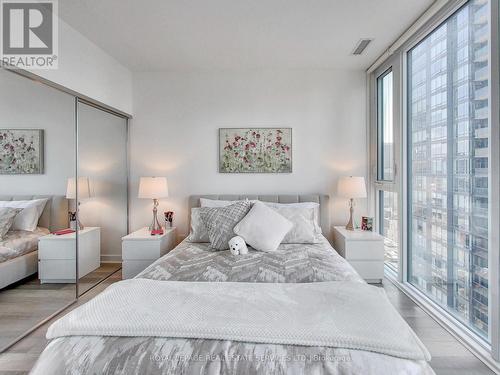 2111 - 290 Adelaide Street W, Toronto (Waterfront Communities), ON - Indoor Photo Showing Bedroom