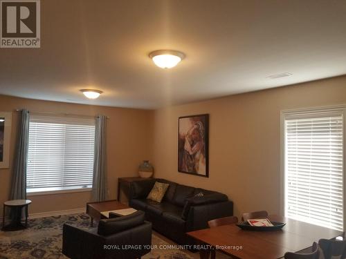 443 Timothy Street, Newmarket (Central Newmarket), ON - Indoor Photo Showing Living Room