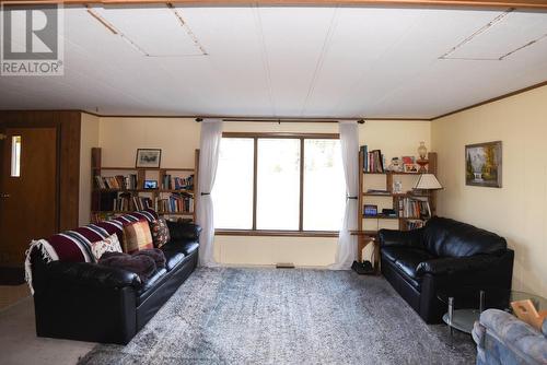 7520 West Subdivision Road, Clinton, BC - Indoor Photo Showing Living Room