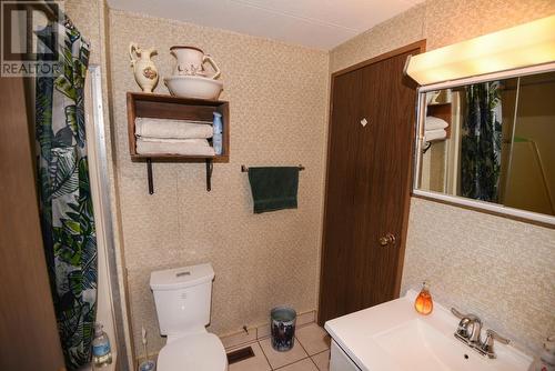 7520 West Subdivision Road, Clinton, BC - Indoor Photo Showing Bathroom