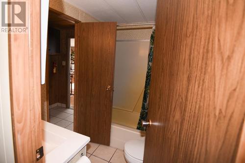 7520 West Subdivision Road, Clinton, BC - Indoor Photo Showing Bathroom