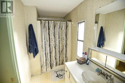 7520 West Subdivision Road, Clinton, BC - Indoor Photo Showing Bathroom