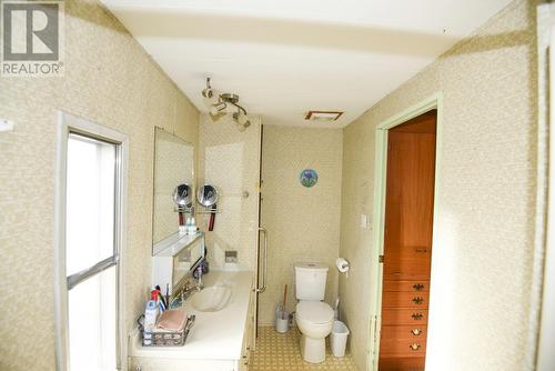 7520 West Subdivision Road, Clinton, BC - Indoor Photo Showing Bathroom