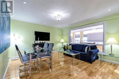 33 Brenda Crescent, Toronto, ON - Indoor Photo Showing Living Room