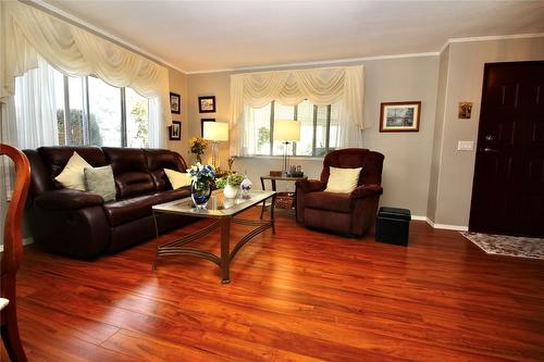 174-1255 Raymer Avenue, Kelowna, BC - Indoor Photo Showing Living Room