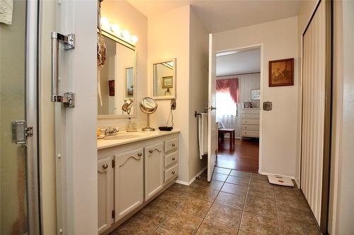 174-1255 Raymer Avenue, Kelowna, BC - Indoor Photo Showing Bathroom