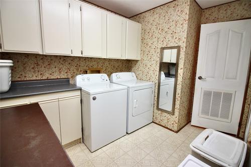 174-1255 Raymer Avenue, Kelowna, BC - Indoor Photo Showing Laundry Room