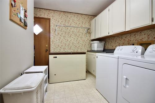 174-1255 Raymer Avenue, Kelowna, BC - Indoor Photo Showing Laundry Room