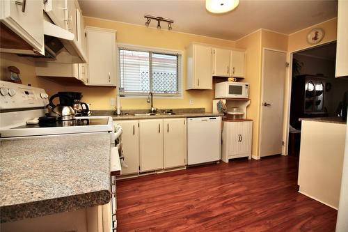 174-1255 Raymer Avenue, Kelowna, BC - Indoor Photo Showing Kitchen