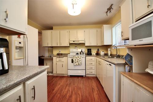 174-1255 Raymer Avenue, Kelowna, BC - Indoor Photo Showing Kitchen