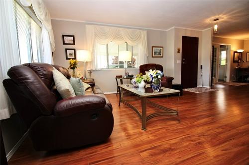 174-1255 Raymer Avenue, Kelowna, BC - Indoor Photo Showing Living Room