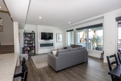 12-269 Diamond Way, Vernon, BC - Indoor Photo Showing Living Room