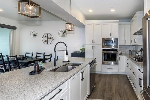 12-269 Diamond Way, Vernon, BC - Indoor Photo Showing Kitchen With Double Sink With Upgraded Kitchen