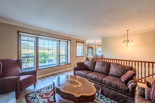 981 Peachcliff Drive, Okanagan Falls, BC - Indoor Photo Showing Living Room