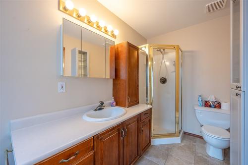 981 Peachcliff Drive, Okanagan Falls, BC - Indoor Photo Showing Bathroom