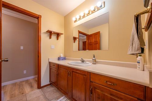 981 Peachcliff Drive, Okanagan Falls, BC - Indoor Photo Showing Bathroom