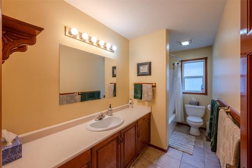 981 Peachcliff Drive, Okanagan Falls, BC - Indoor Photo Showing Bathroom