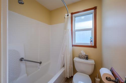 981 Peachcliff Drive, Okanagan Falls, BC - Indoor Photo Showing Bathroom