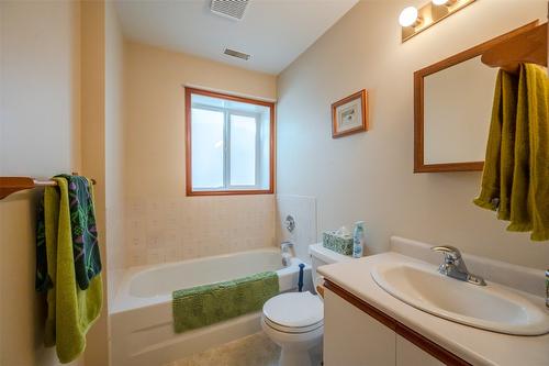 981 Peachcliff Drive, Okanagan Falls, BC - Indoor Photo Showing Bathroom