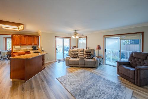 981 Peachcliff Drive, Okanagan Falls, BC - Indoor Photo Showing Living Room