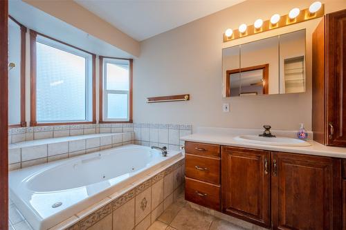 981 Peachcliff Drive, Okanagan Falls, BC - Indoor Photo Showing Bathroom