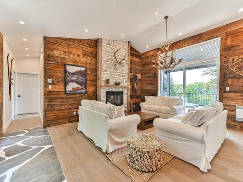 Salon - 7 Ch. Des Loutres, Wentworth, QC - Indoor Photo Showing Living Room With Fireplace