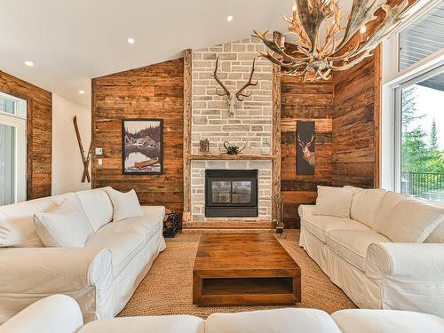 Living room - 7 Ch. Des Loutres, Wentworth, QC - Indoor Photo Showing Living Room With Fireplace