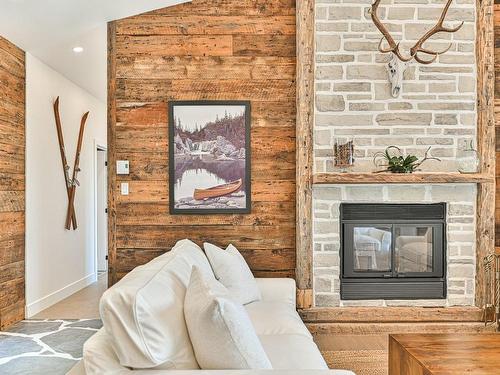 Living room - 7 Ch. Des Loutres, Wentworth, QC - Indoor Photo Showing Living Room With Fireplace