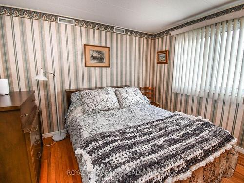 1 Main St, Innisfil, ON - Indoor Photo Showing Bedroom