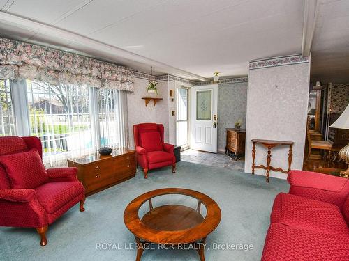 1 Main St, Innisfil, ON - Indoor Photo Showing Living Room