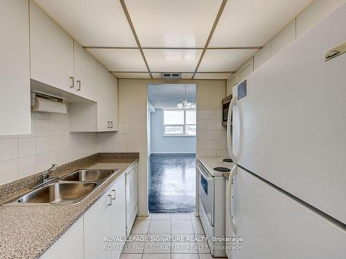 1411-4 Lisa St, Brampton, ON - Indoor Photo Showing Kitchen With Double Sink