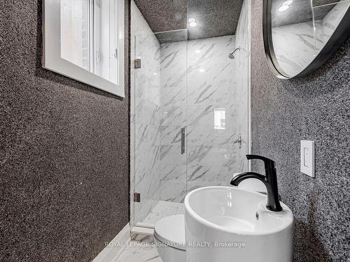 895 Ninth St, Mississauga, ON - Indoor Photo Showing Bathroom