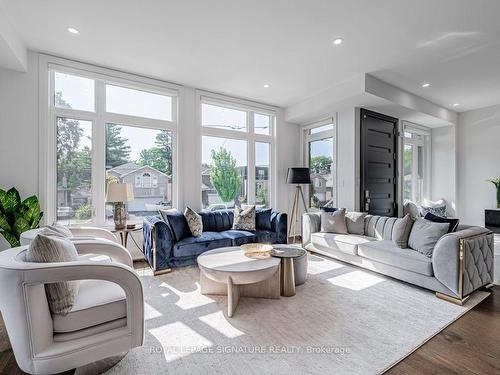 895 Ninth St, Mississauga, ON - Indoor Photo Showing Living Room