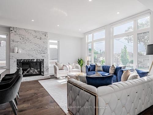 895 Ninth St, Mississauga, ON - Indoor Photo Showing Living Room With Fireplace