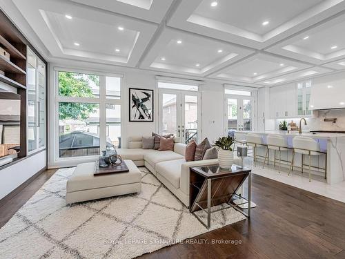 895 Ninth St, Mississauga, ON - Indoor Photo Showing Living Room