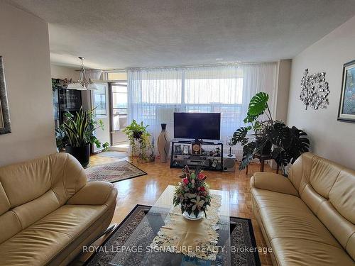 912-5 Frith Rd, Toronto, ON - Indoor Photo Showing Living Room