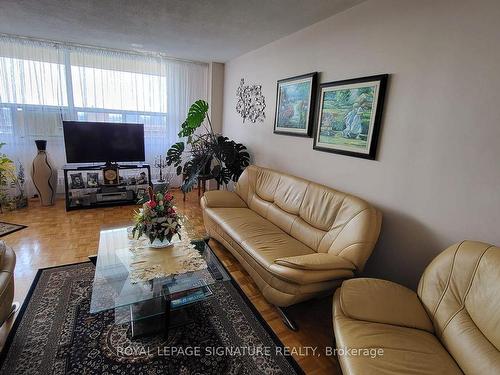 912-5 Frith Rd, Toronto, ON - Indoor Photo Showing Living Room