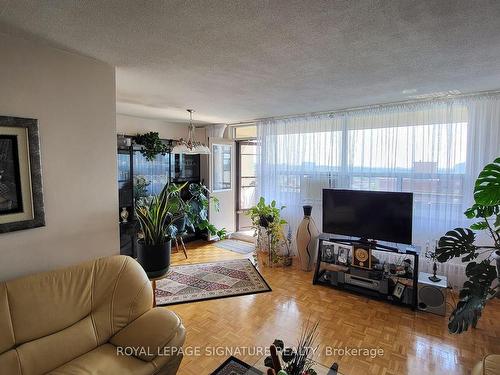 912-5 Frith Rd, Toronto, ON - Indoor Photo Showing Living Room