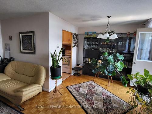 912-5 Frith Rd, Toronto, ON - Indoor Photo Showing Living Room