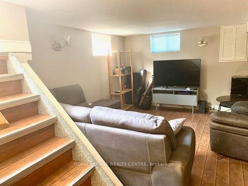 876 West 5Th St, Hamilton, ON - Indoor Photo Showing Living Room