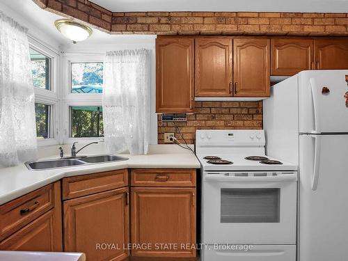 532 Ridge Rd E, Grimsby, ON - Indoor Photo Showing Kitchen With Double Sink