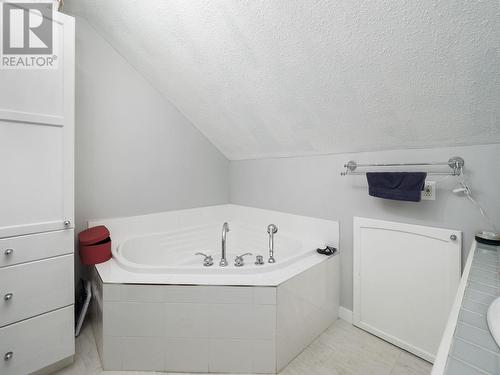 1648 7Th Avenue, Prince George, BC - Indoor Photo Showing Bathroom