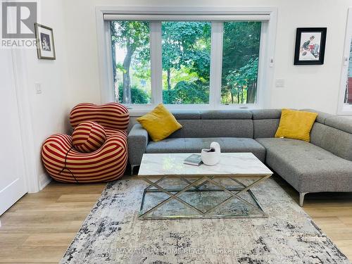 5341 River Road, Niagara Falls, ON - Indoor Photo Showing Living Room