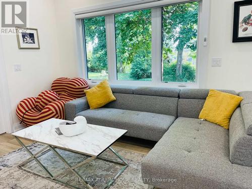 5341 River Road, Niagara Falls, ON - Indoor Photo Showing Living Room