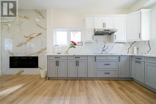 5341 River Road, Niagara Falls, ON - Indoor Photo Showing Kitchen With Upgraded Kitchen