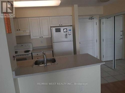 401 - 300 Ray Lawson Boulevard, Brampton, ON - Indoor Photo Showing Kitchen