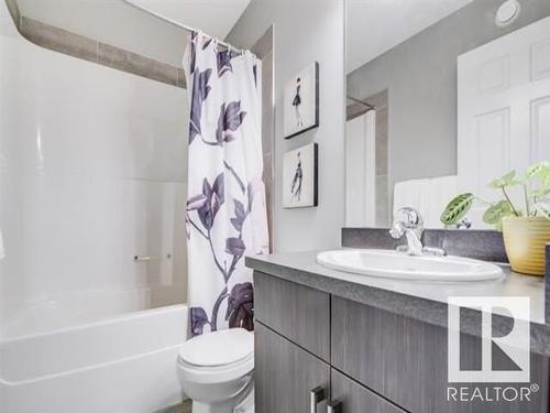 3221 Cherry Cr Sw, Edmonton, AB - Indoor Photo Showing Bathroom