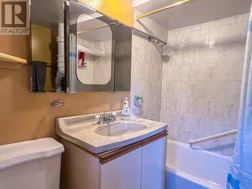 1913  3B Highway, Fruitvale, BC - Indoor Photo Showing Bathroom