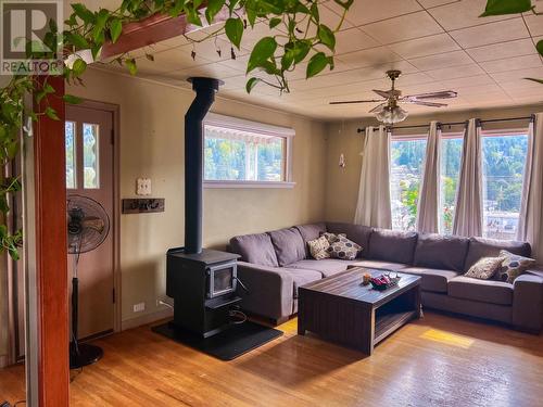 1913  3B Highway, Fruitvale, BC - Indoor Photo Showing Living Room