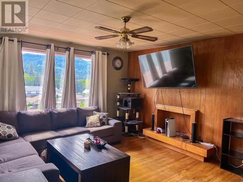 1913  3B Highway, Fruitvale, BC - Indoor Photo Showing Living Room